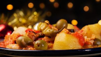 El bacalao generalmente se prepara con tomate, cebolla, papas, entre otros ingredientes.