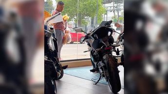 Vendedor ambulante mirando lujosa moto nueva video | Especial