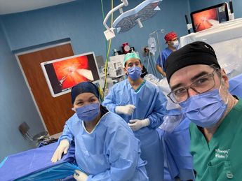 El doctor Jesús Tabares resalta que la cirugía robótica ofrece al paciente menor dolor que una operación abierta