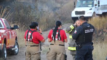 Bomberos de Tlajomulco y Zapopan trabajaron de manera coordinada para sofocar las llamas y enfriar el vehículo siniestrado | Foto: Especial