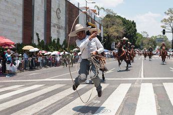 Cada gesto y movimiento del contingente era aplaudido por los asistentes, quienes mantuvieron el ánimo durante todo el recorrido / Agencia Es Imagen