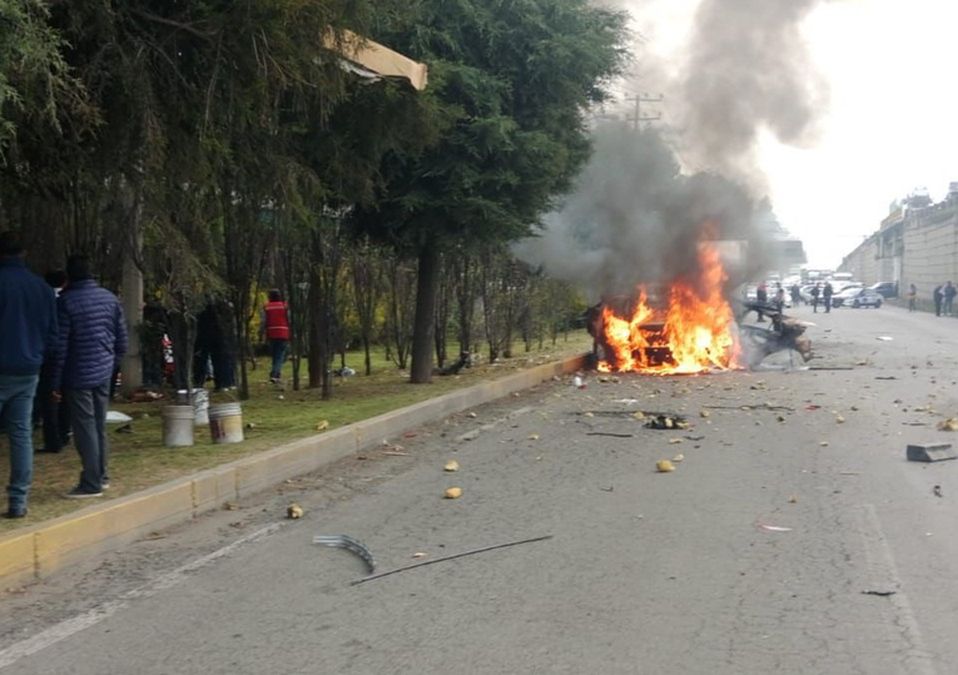 El auto incendiado llamó la atención de los miles de usuarios que se trasladan sobre la carretera México-Toluca | Mario C. Rodríguez