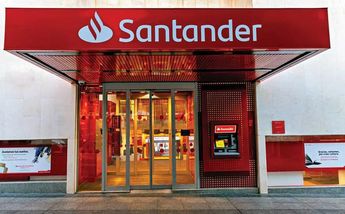 Santander respaldó a su trabajadora al indicar que las investigaciones no la señalaron como complice del robo/ Reuters.