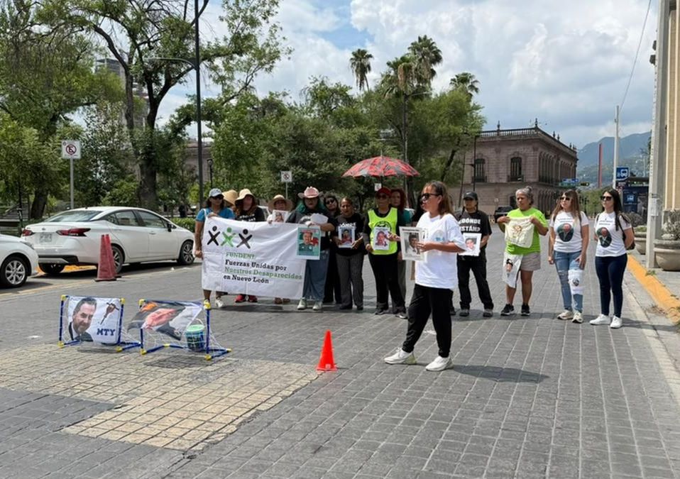 Familiares y colectivos de búsqueda cerraron calles y colocaron fichas de búsqueda de los desaparecidos. | Ángel Mercado