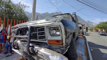 La camioneta Dodge Pick-Up modelo 1985 quedó gravemente dañada tras el impacto. | Agustín Martínez