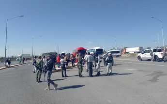 Migrantes bloquean carretera en Galeana, Nuevo León / Martha Zamora