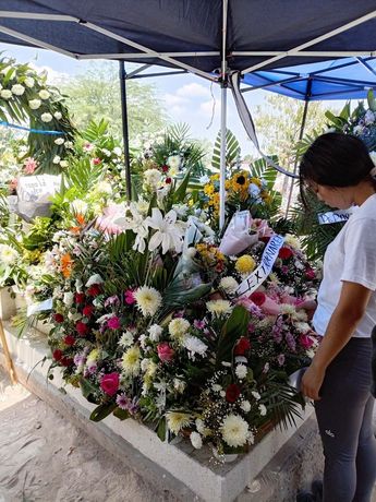 Entre flores y muestras de dolor, allegados le dieron el último adiós compartiendo emotivos mensajes.