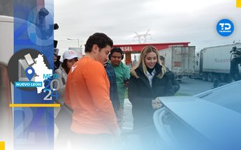 Samuel y Mariana en un centro de carga de Tesla. / José Luis Marroquín