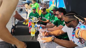 Algunos de los participantes en este Fin de Estrellas dieron autógrafos a aficionados. | Roberto Alanís