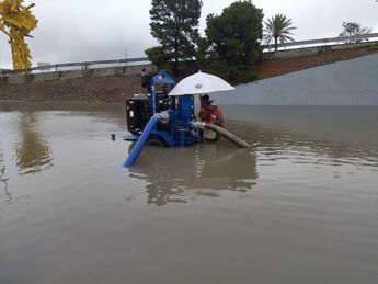 Instalan bomba para extraer agua y destapar la avenida Constitución y Padre Mier. | Sandra González