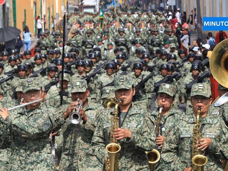 El colorido y la solemnidad se hacen presentes en el desfile del 5 de mayo en Puebla / Es Imagen