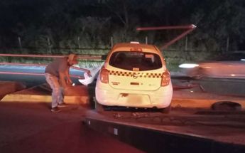 Un taxista impactó su unidad contra un muro de contención en avenida Eloy Cavazos. | Leyda Estrada