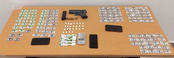 Armas y drogas aseguradas a los detenidos. | Cortesía