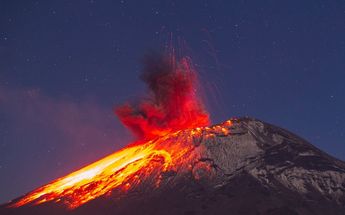 Erupción estromboliana del volcán Popocatépetl / Andrés Lobato