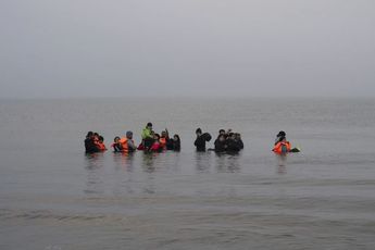 Cientos de migrantes arriesgan sus vidas cruzando el Canal de la Mancha diariamente. | Agencia AP