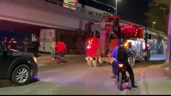 Vuelca tráiler cargado con 19 toneladas de mármol en el nudo vial de la Torreón-Matamoros