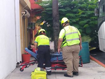 La mujer fue trasladada a un hospital de la localidad. | Sandra González