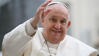 El Papa Francisco saluda a la multitud durante la audiencia general semanal en la Plaza de San Pedro en el Vaticano el 20 de noviembre de 2024 / AFP