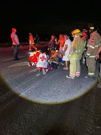 Paramédicos de la Cruz Roja brindaron los primeros auxilios al motociclista en el lugar