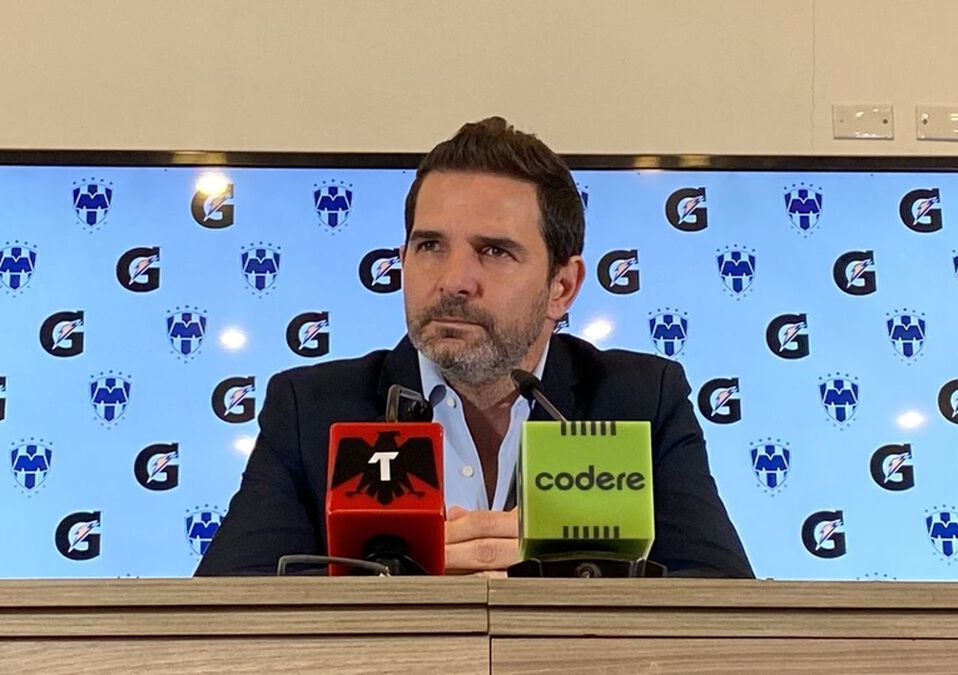 Duilio Davino en su conferencia de despedida de la presidencia deportiva de Rayados / Foto Felipe Galindo