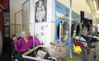 Mimi Haist en la lavandería Fox coin Laundry, en Santa Mónica, California / Jenna Schoenefeld / For The Times