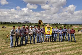 Banda Vientos del Sur grabó video musical 'El Soca Bob' en el socavón de Puebla / Melanie Torres