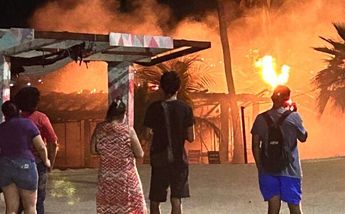Incendian tres negocios en zona turística de Acapulco | Especial