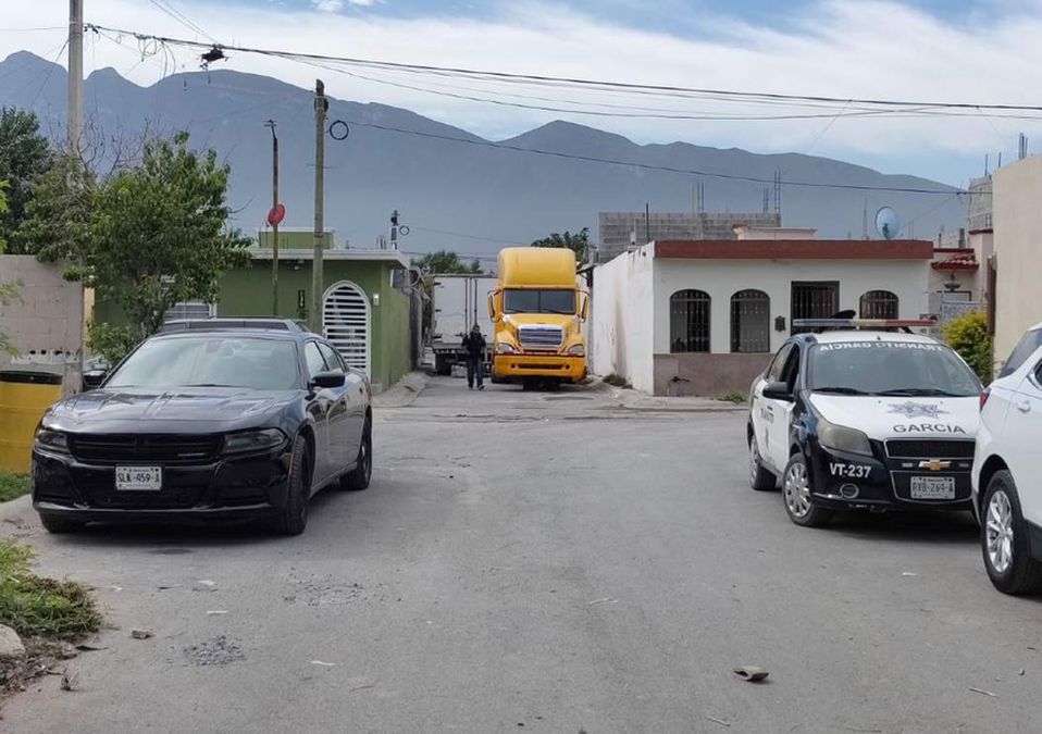 Las autoridades investigan el asesinato de un lavacoches en García. | Agustín Martínez