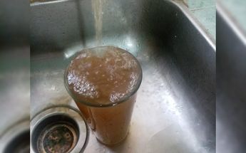 Vaso con agua sucia que sale de la llave en Tlaquepaque / Josefina Ruiz