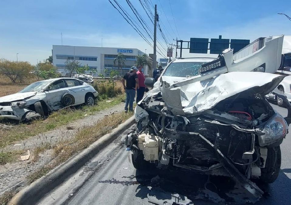 Fuerte accidente vial deja tres lesionados en avenida Miguel Alemán