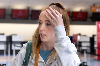 La pasajera Ellie Addison en los mostradores de facturación de LATAM Airlines