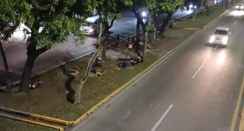 Migrantes durmiendo en un camellón de Hermosillo. | Liliana Collado