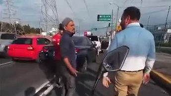 Automovilistas protagonizan pelea en los límites de Toluca y Zinacantepec tras conflicto vial