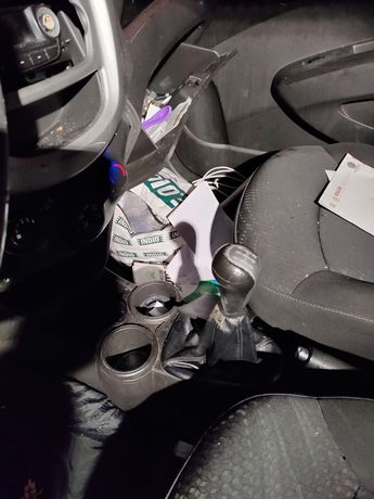 El conductor del auto tipo sedán circulaba con un cartón de cervezas en su vehículo. | Agustín Martínez