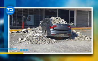 Los vehículos resultaron afectados después de que blocks de concreto cayeran sobre estos | Francisco Zuñiga