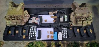 Drogas, armas y equipo táctico asegurados durante uno de los operativos de captura. | Cortesía