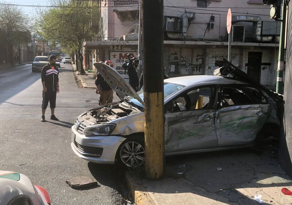 Camión de ruta choca contra automóvil / Vianca Treviño