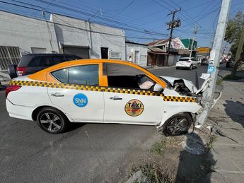 El accidente vial dejó graves daños en la parte frontal del taxi. | Marcela Cuevas