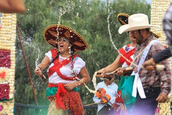 La fiesta vieja se apoderó de las calles de Atlixco con danza, música y mucho color / Agencia Es Imagen