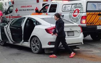 El choque del auto con el registro provocó que el recipiente del aceite se rompiera y el líquido quedara esparcido por la vialidad. | Agustín Martínez