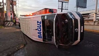 El vehículo trasladaba a 10 personas cuando se volcó en Av. Vallarta | Juan Carlos Munguía