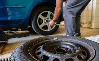 Ponchar la llanta de un auto, pese a que se estacione enfrente de tu casa, puede llevarte a la cárcel. / Pixabay