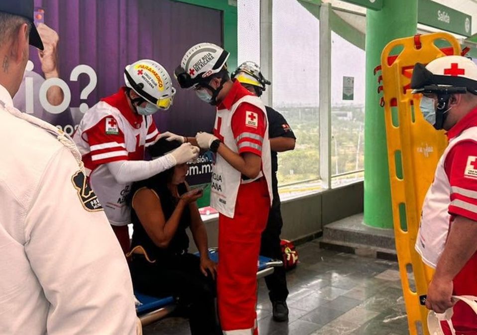 La mujer recibió atención médica tras resultar lesionada. | Especial
