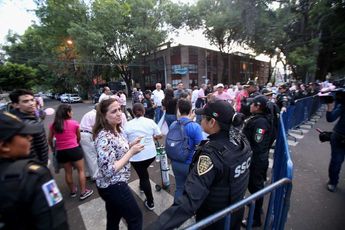 Simpatizantes a las afueras de los Estudios Churubusco / Ariana Pérez
