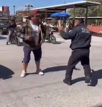 El hombre propinó algunos puñetazos al policía, quien sólo se limitó a evitar los golpes | Especial