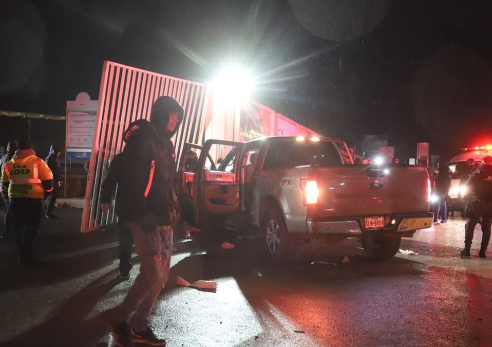 El conductor de una camioneta se fue contra aficionados de Monterrey afuera del estadio TSM de Santos Laguna / Telediario