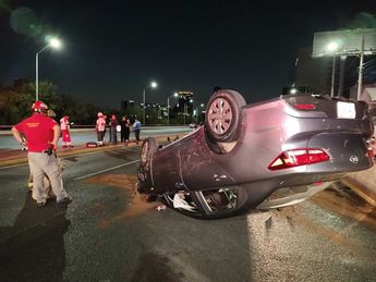 Los carriles ordinarios de avenida Morones Prieto quedaron completamente cerrados tras el incidente. | Agustín Martínez