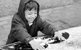 Niño jugando con la nieve en nevada de 1997 en Guadalajara / Hemeroteca Milenio Jalisco