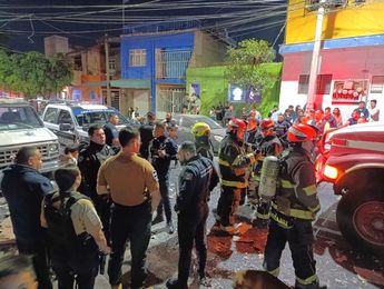Elementos de la Policía y Bomberos de Guadalajara en el lugar de la explosión | Telediario