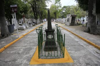 Tumba de la niña María Merced en el panteón Municipal / Andrés Lobato